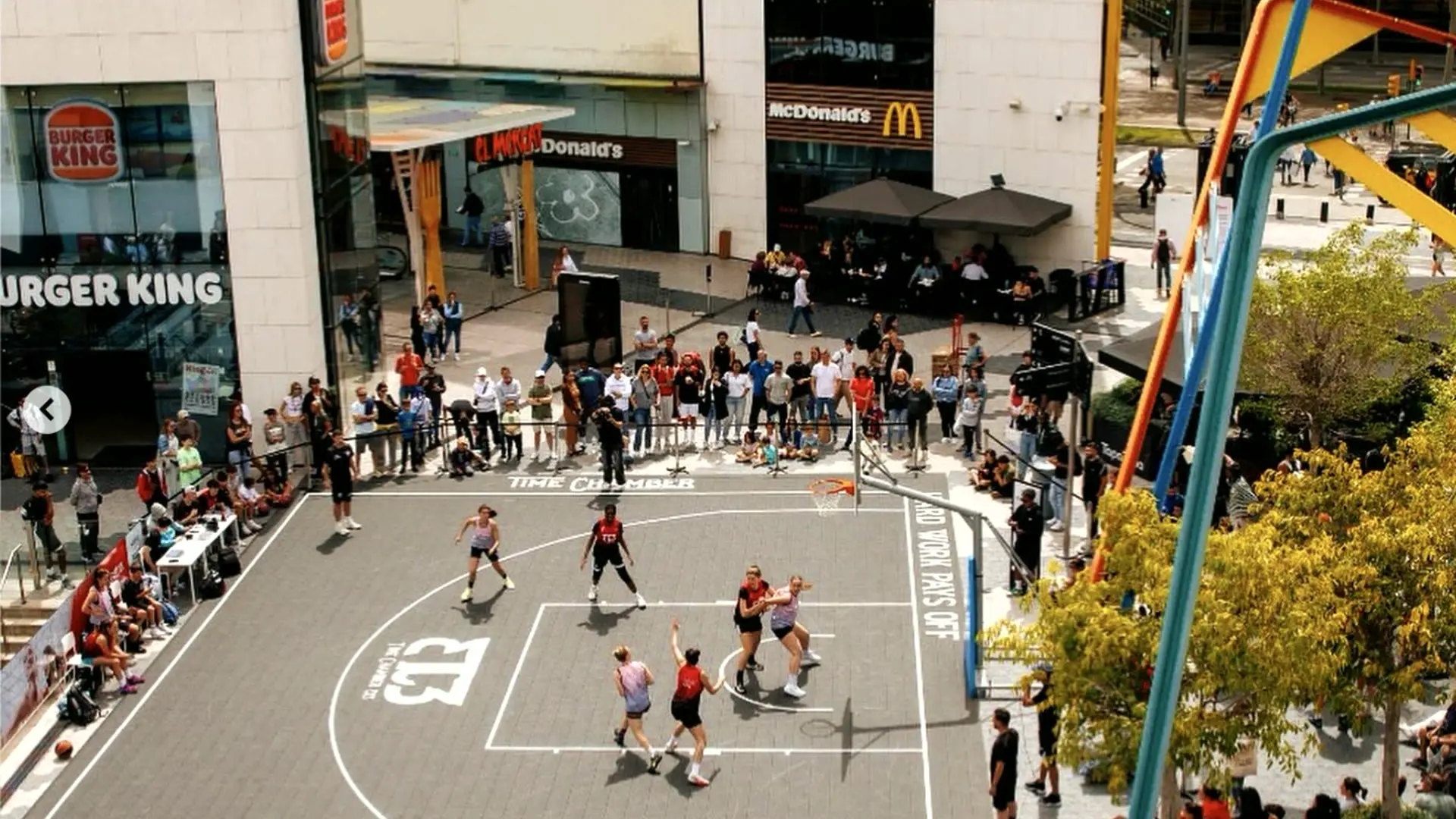 Pista exterior del Torneig 3×3 FIBA al barri del Clot-Glòries de Barcelona